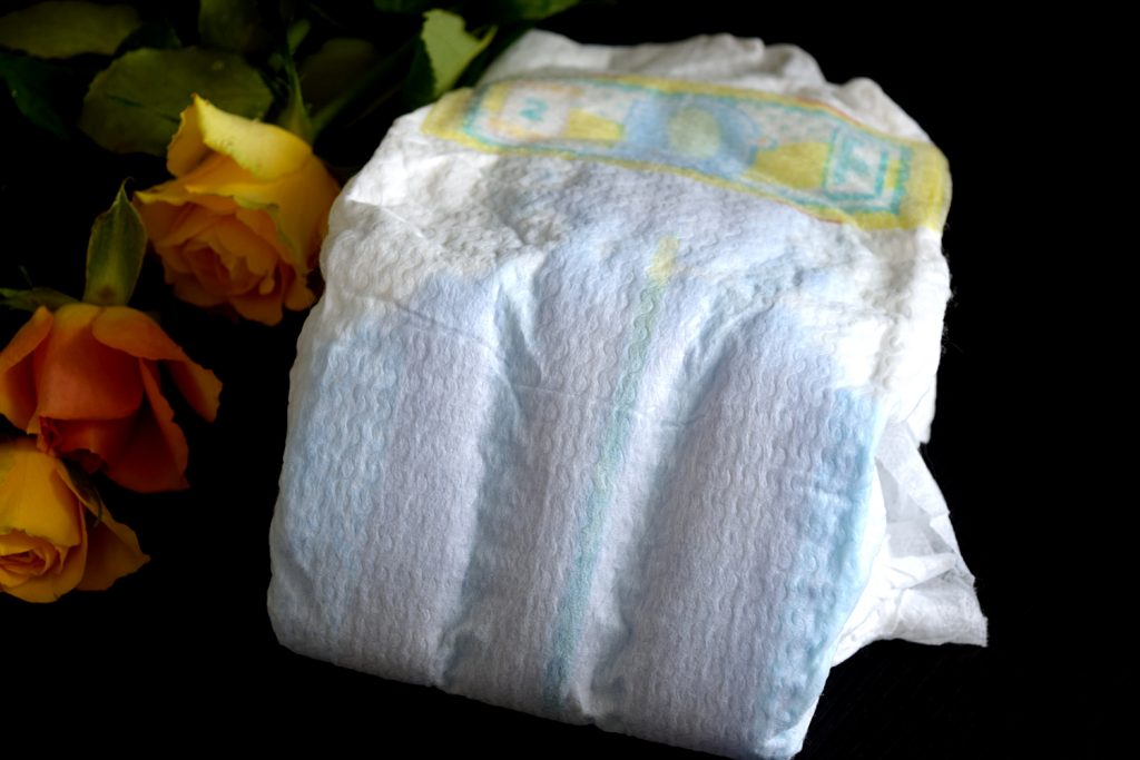 pampers z otworem na pepuszek